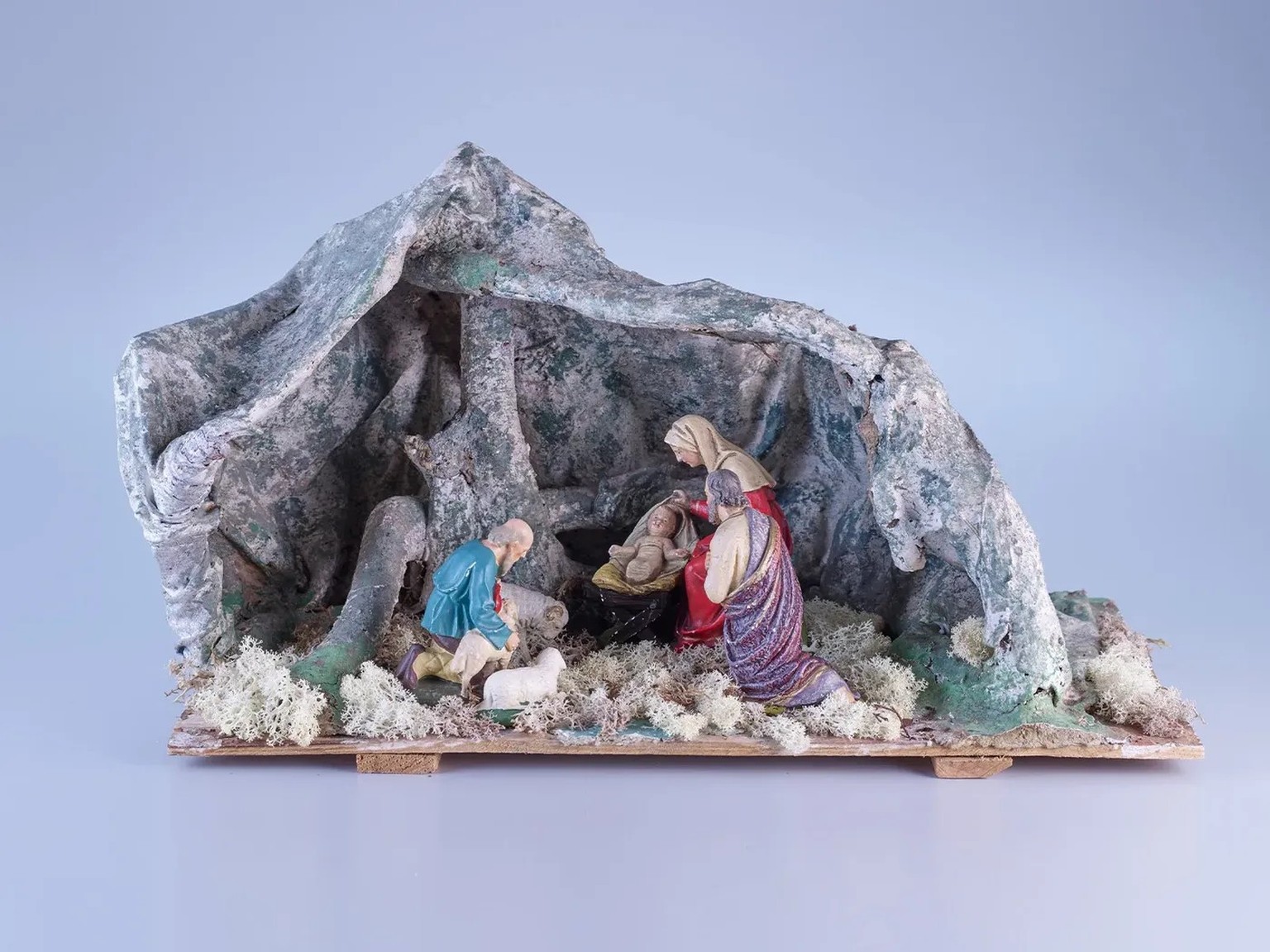 Diese Krippenszene zeigt die Geburt Jesu in einer einfachen Höhle. Sie ist aus Ästen konstruiert und mit einem bemalten Textil überzogen. Geschaffen wurde die Krippe von Nonnen des Klosters Heiligkreu ...