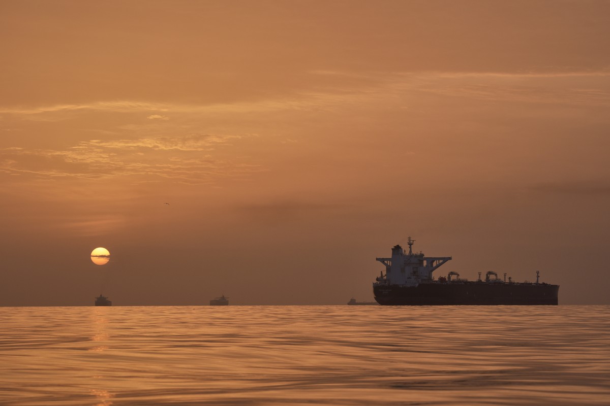 KEYPIX - The sun rises behind tankers anchored in the Strait of Hormuz off the coast of Qeshm Island, Iran, Saturday, April 18, 2026. (AP Photo/Asghar Besharati)