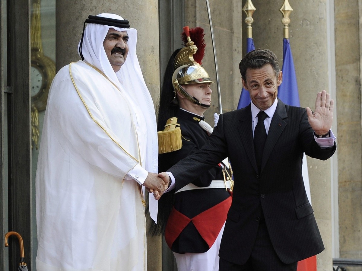 epa01769872 French President Nicolas Sarkozy (R) greets Cheikh Hamad Bin Khalifa Al Thani, Emir of Qatar, at Elysee Palace, in Paris, France, 22 June 2009. The Emir of Qatar is on a three days State v ...