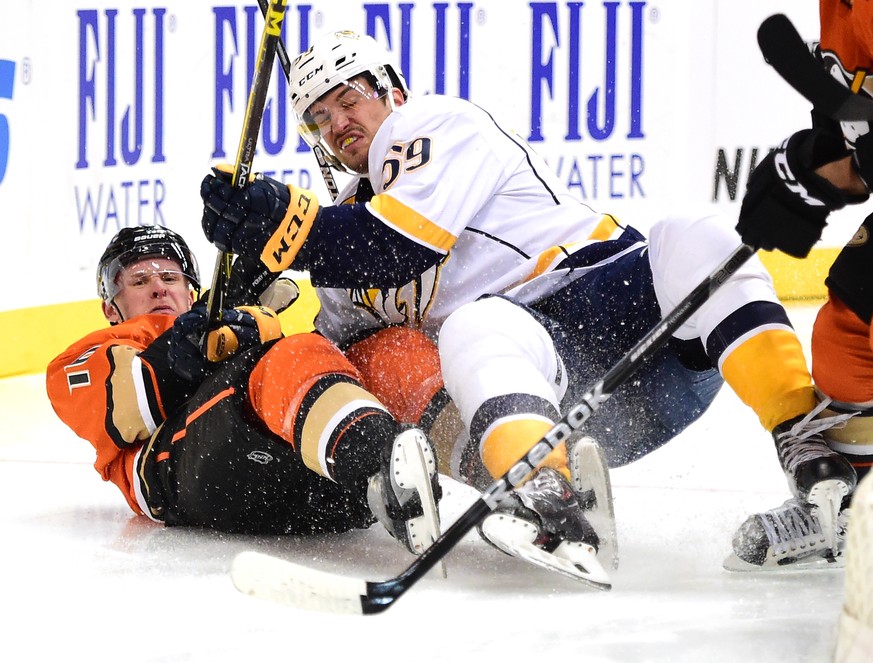 Roman Josi im Infight mit Anaheims Corey Perry.