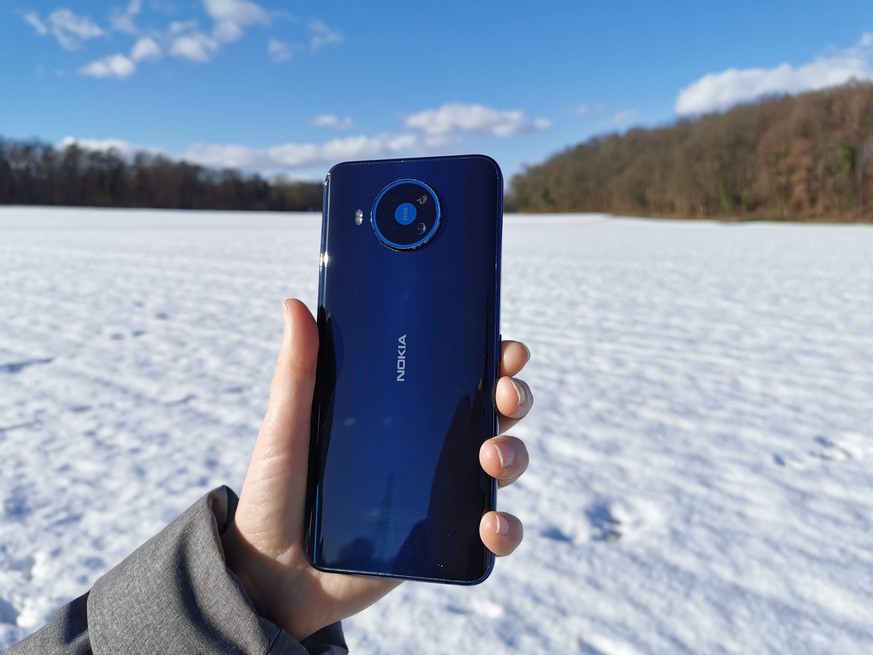 Das neue Android-Smartphone Nokia 8.3 im Schnee.