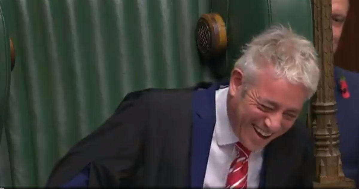 John Bercow fällt ob Johnsons Rede vor Lachen fast vom Stuhl.
