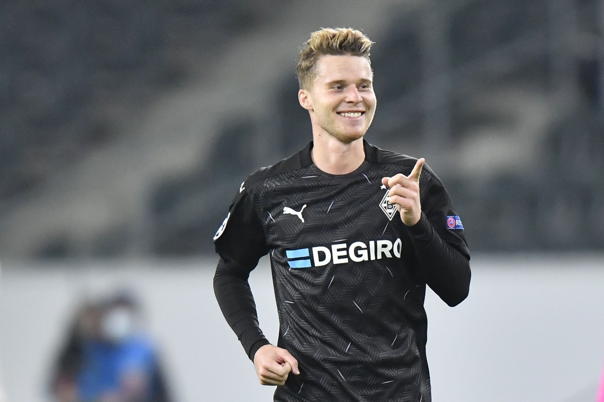 Moenchengladbach's Nico Elvedi celebrates after scoring his side's second goal during the Champions League, Group B, soccer match between Borussia Moenchengladbach and Shakhtar Donetsk at th ...