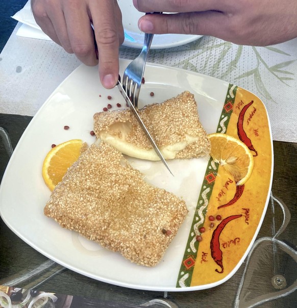 sarah serafini 
Vorspeise in einer Taverne auf der griechischen Insel Naxos: Graviera Käse in dünnem Filoteig, frittiert, im Sesam-Mantel, mit Honig und Raki. Göttlich!
essen food ferien