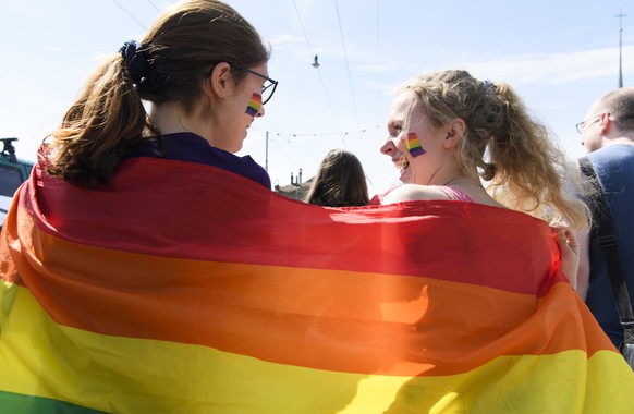 Zwei Frauen demonstrieren und lachen waehrend der Lesbendemo fuer den &quot;Tag der lesbischen Sichtbarkeit&quot;, am Samstag, 28. April 2018, in Bern. (KEYSTONE/Anthony Anex)