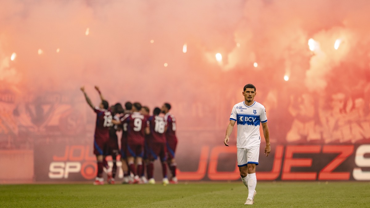 Fackelwurf-auf-Trib-ne-Servette-Fan-droht-ein-Jahr-Gef-ngnis