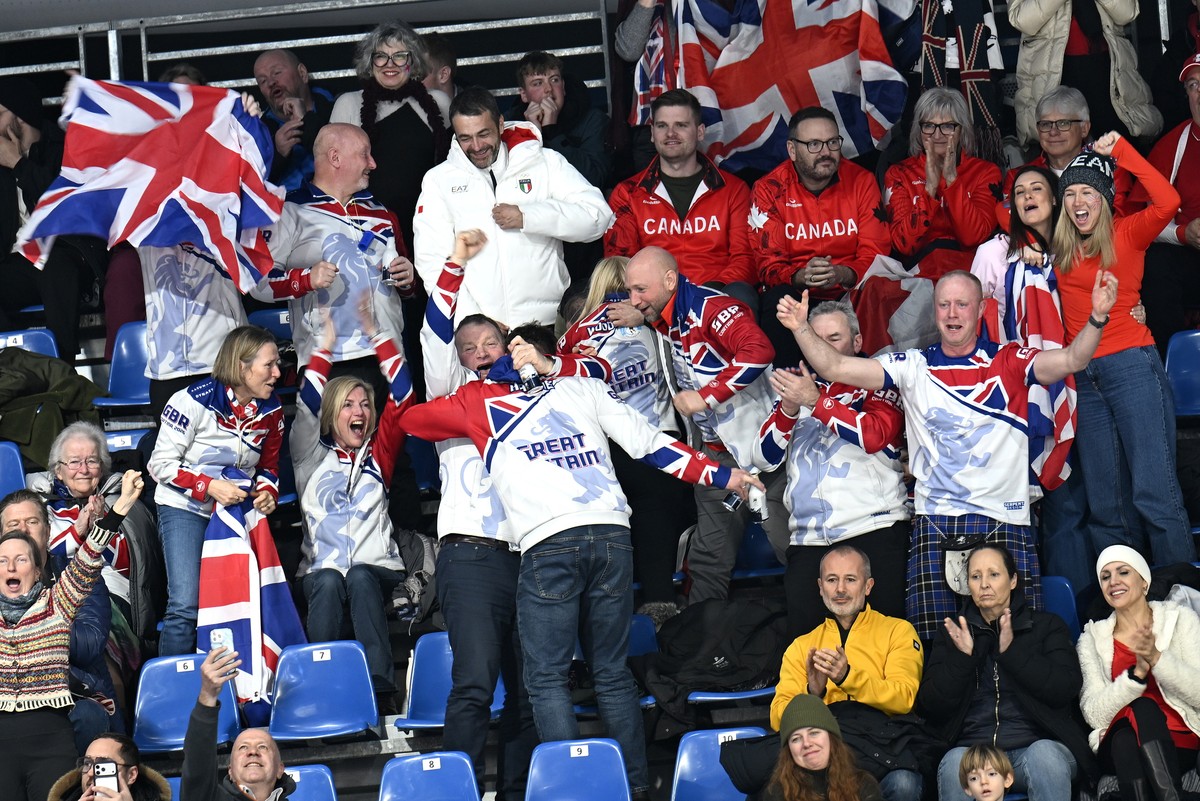 epa12760075 Fans of Team Great Britain celebrate after the team won the Men's Curling semi final match between Great Britain and Switzerland at the Milano Cortina 2026 Winter Olympic Games, in Co ...