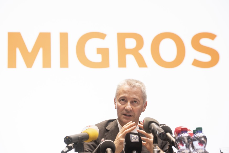 Fabrice Zumbrunnen, Praesident der Generaldirektion des Migros-Genossenschafts-Bundes spricht an einer Medienkonferenz anlaesslich dem geplanten Verkauf der vier Tochterunternehmen (Globus, Gries Deco ...