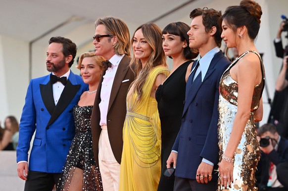 epaselect epa10162328 (L-R) Actors Nick Kroll, Florence Pugh, Chris Pine, director Olivia Wilde, Sydney Chandler, Harry Styles and Gemma Chan arrive for the premiere of &#039;Don&#039;t Worry Darling& ...