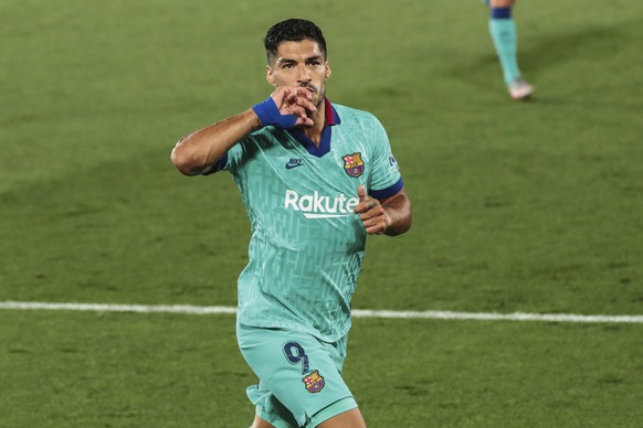 Barcelona&#039;s Luis Suarez celebrates after scoring his side second goal during the Spanish La Liga soccer match between FC Barcelona and Villareal at La Ceramica stadium in Villareal, Spain, Sunday ...