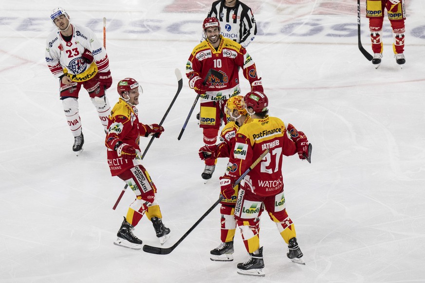Biels Gaetan Haas, Luca Cunti, Fabio Hofer und Yannick Rathgeb, von links, feiern den Treffer zum 5-4 im Eishockey Qualifikationsspiel der National League zwischen dem EHC Biel und den SC Rapperswil J ...