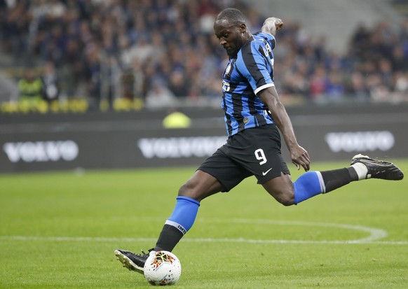 Inter Milan&#039;s Romelu Lukaku controls the ball during a Serie A soccer match between Inter Milan and Lazio, at the San Siro stadium in Milan, Italy, Wednesday, Sept. 25, 2019. (AP Photo/Antonio Ca ...