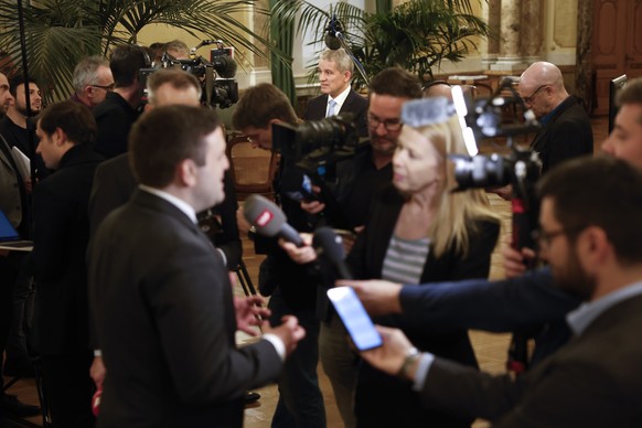 Die Bundesratskandidaten Beat Jans, Regierungspraesident Basel-Stadt, hinten, und Jon Pult, Nationalrat SP-GR, vorne, geben nach den Hearings Interviews in der Wandelhalle des Nationalrats, am Diensta ...