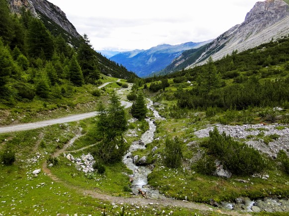 Du meinst, du kennst GraubÃ¼nden? Dann schau dir mal diese 11 Geheimtipps an
Bin mal mit einer lustigen Truppe vom Ã¶stlichsten Punkt der Schweiz (Piz Chavalatsch) an den westlichsten Punkt (Rhone hin ...