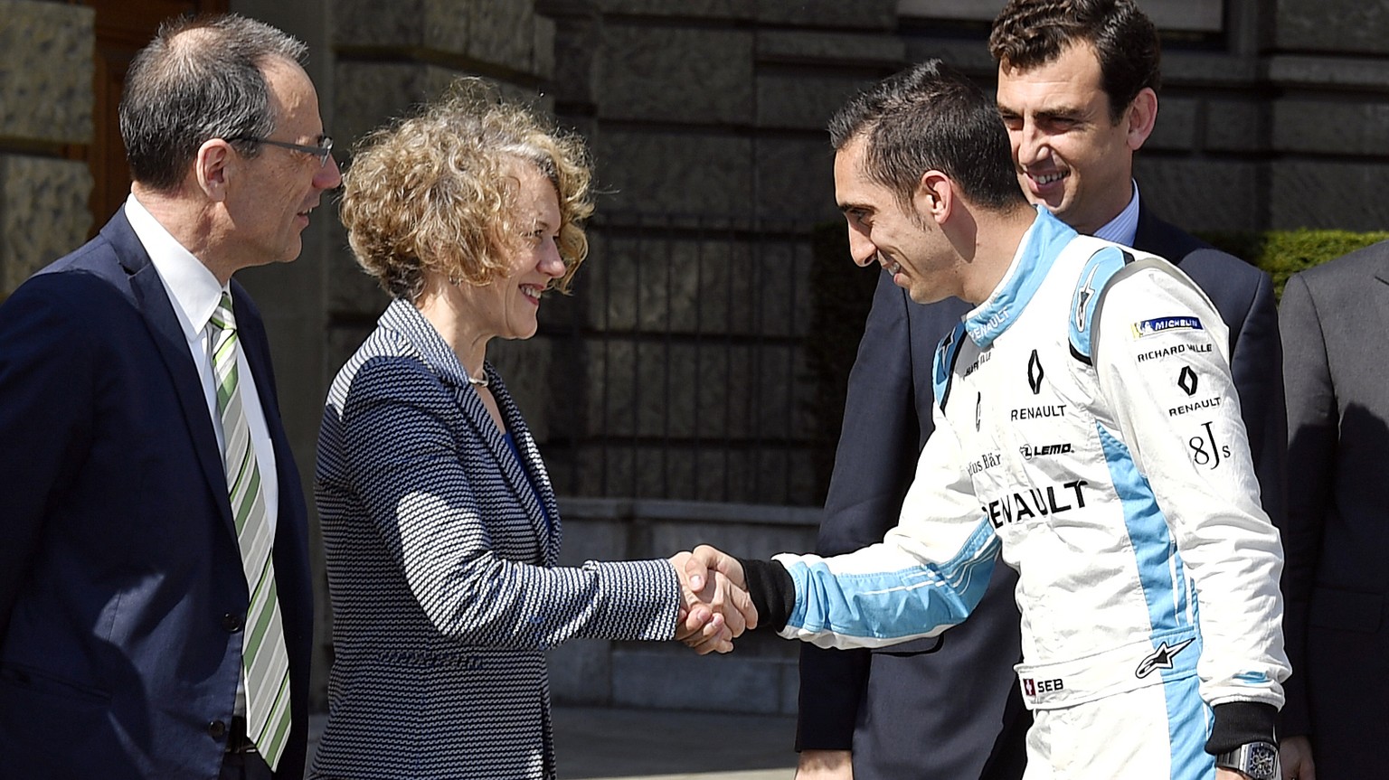 Lino Guzzella, links, Praesident ETH Zuerich und die Zuercher Stadtpraesidentin Corine Mauch, Mitte, begruessen Formel_E Rennfahrer 
Sebastien Buemi, rechts, vor der ETH in Zuerich am Freitag, 20. Apr ...