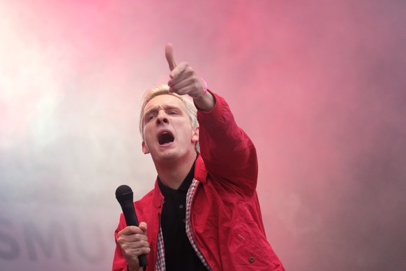 03.09.2018, Sachsen, Chemnitz: Sänger Felix Brummer der Rockband Kraftklub aus Chemnitz steht bei einem Konzert unter dem Motto «#wirsindmehr» auf dem Parkplatz vor der Johanniskirche auf der Bühne. B ...