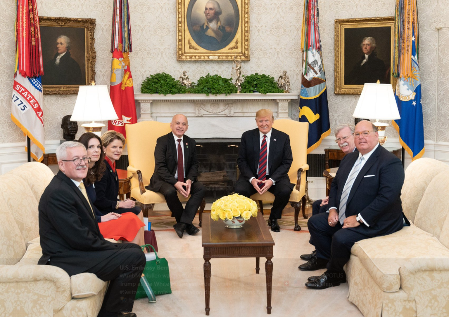 Ein Bild für die Geschichtsbücher: Ueli Maurer mit Donald Trump und seiner Entourage im Oval Office.