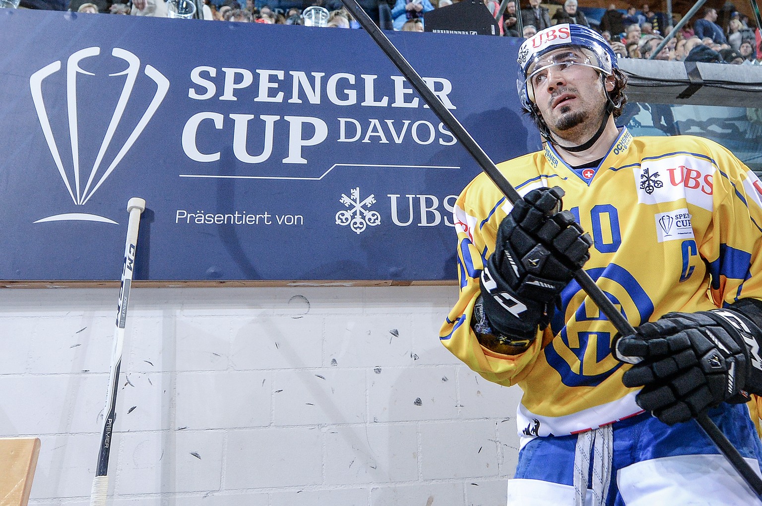 Davos` Andres Ambuehl before the game starts between Team Canada and HC Davos at the 91th Spengler Cup ice hockey tournament in Davos, Switzerland, Thursday, December 28, 2017. (KEYSTONE/Melanie Duche ...