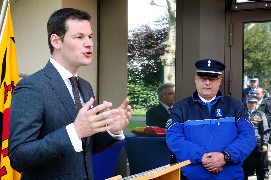 Pierre Maudet, a gauche, conseiller d&#039;Etat genevois, en charge du departement de la securite et de l&#039;economie donne un discours ce lundi 9 mai 2016 a geneve, lors de l&#039;inauguration offi ...