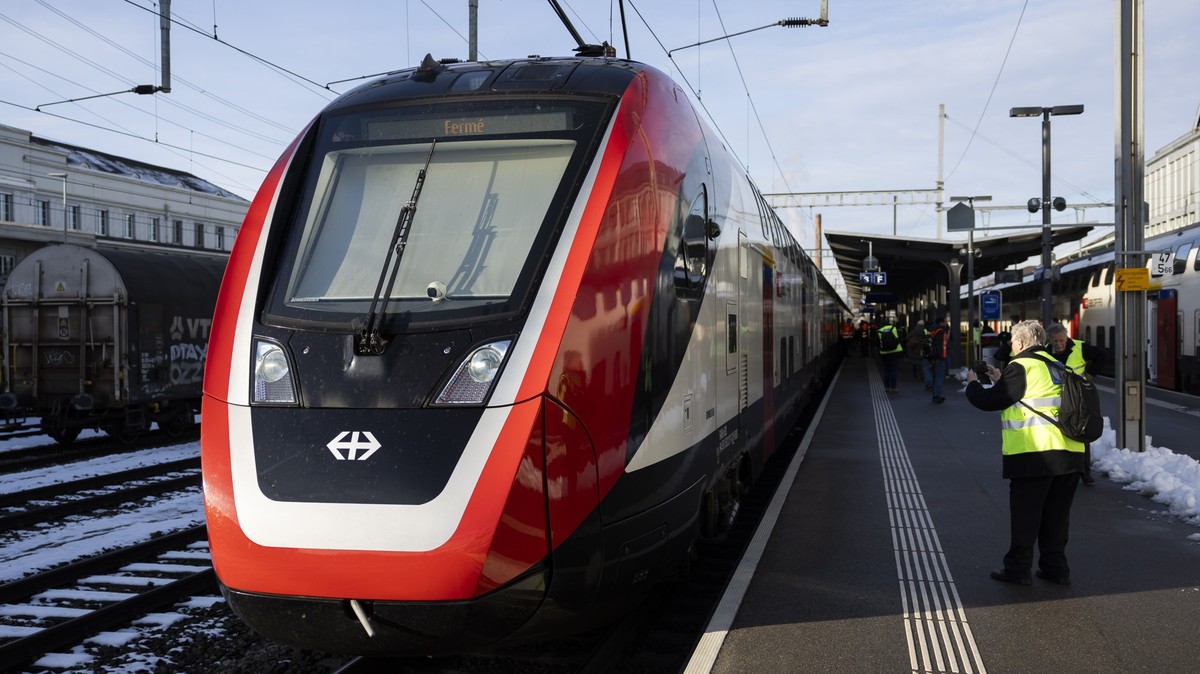 Ein mit Test-Equipment ausgeruesteter FV-Dosto Zug steht vor einer Medienfahrt im Bahnhof Zofingen zur Abfahrt bereit, am Dienstag, 13. Januar 2026, in Zofingen. Die Drehgestelle aller FV-Dosto-Zuege  ...