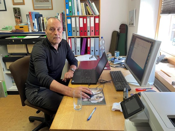 Wildhüter Hans Gartmann in seinem Büro in Obertschappina.