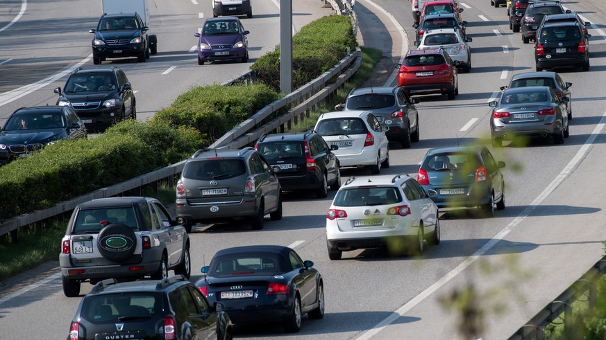 Der Verkehr auf der Autobahn A2 stockt in Richtung Bellinzona in Lamone im Tessin, aufgenommen am Montag, 10. April 2017. Ein Gasleck hat im Kanton Tessin am Montag wichtige Nord-Sued-Strassenverbindu ...