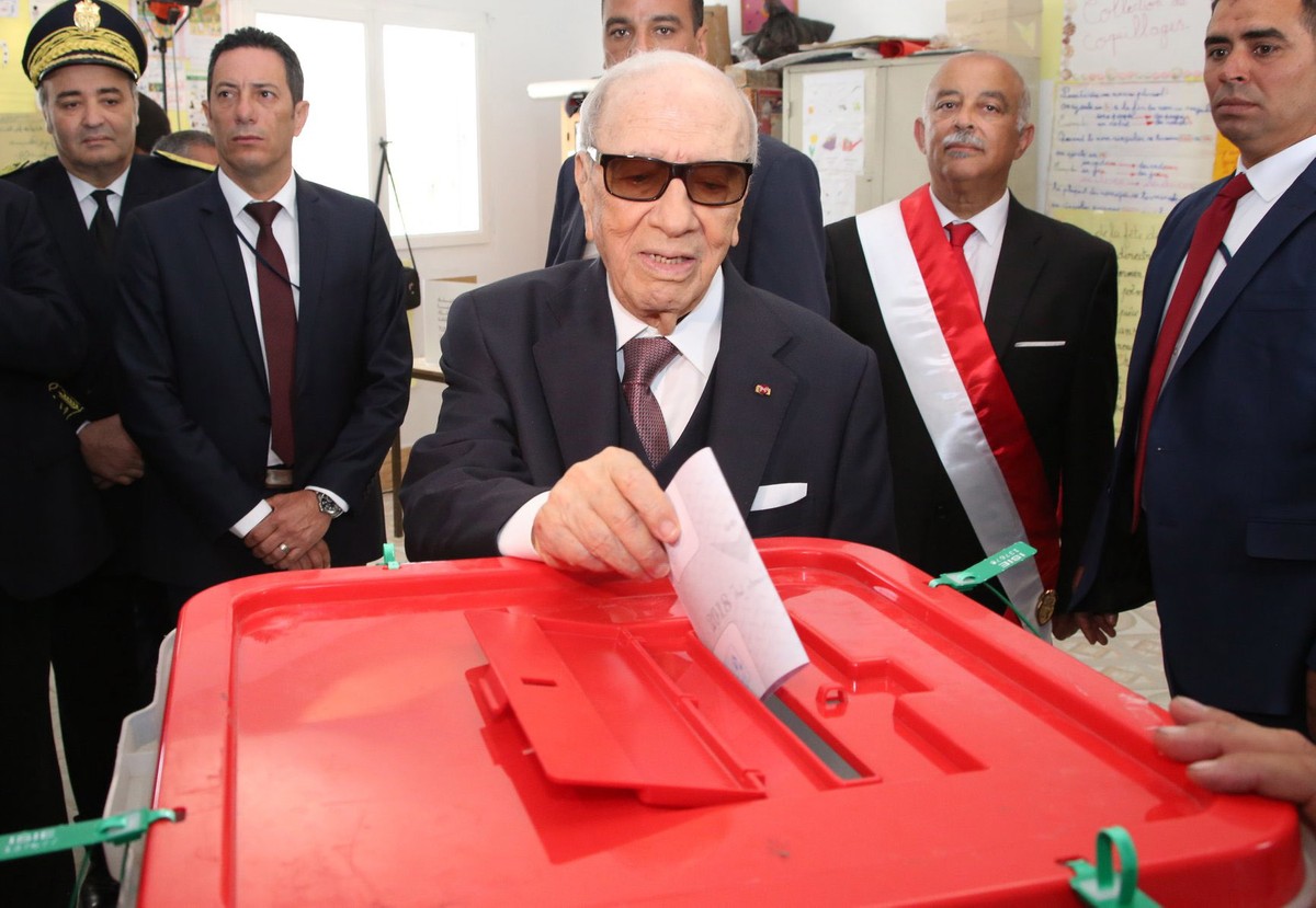 epa06714964 A handout photo made available by the Tunisian Presidency Press Service shows Tunisian President Beji Caid Essebsi casting his vote at a polling station in Tunis, Tunisia, 06 May 2018. The ...