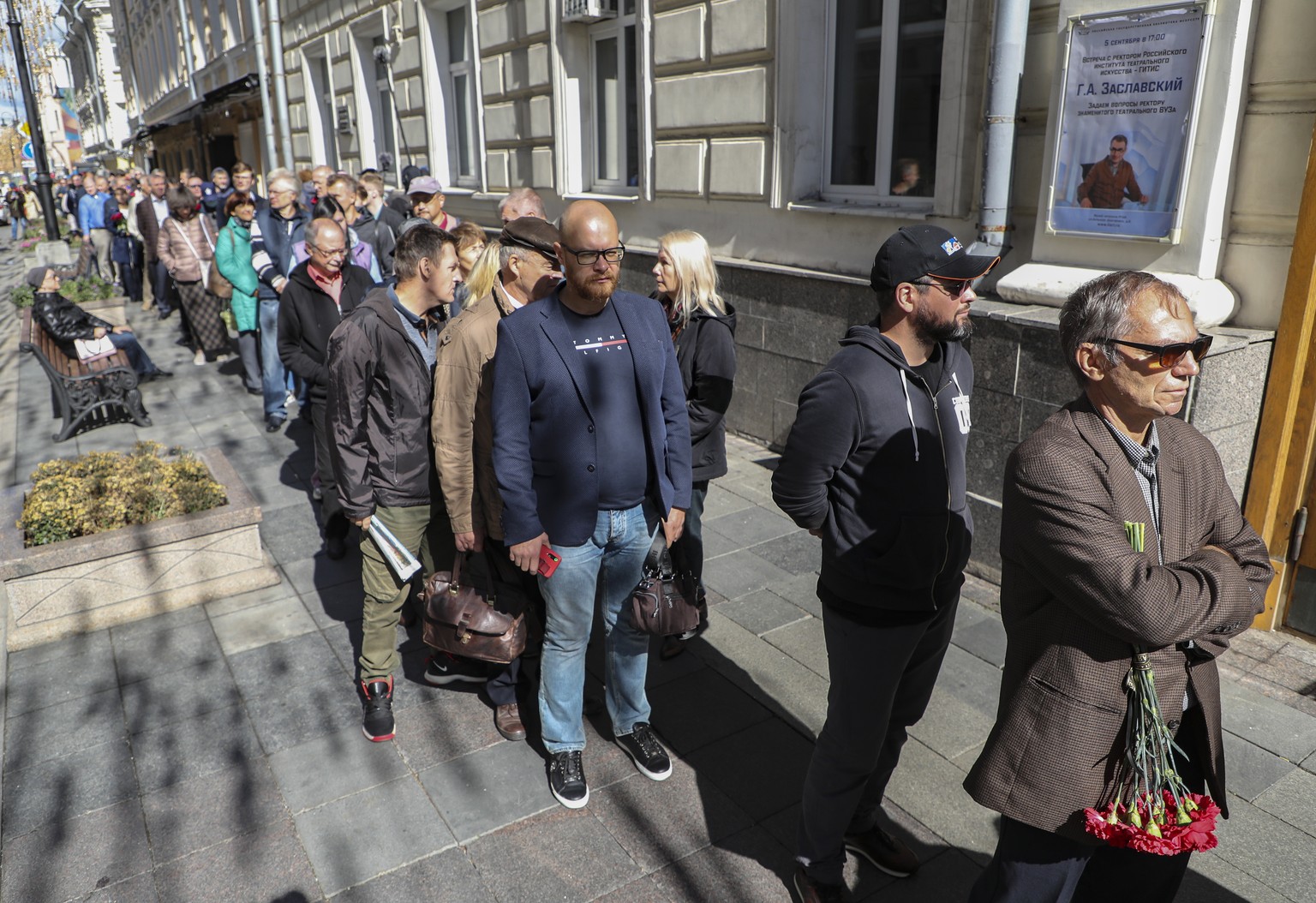 epa10156474 People stand in line to attend a farewell ceremony of the late former Soviet president Mikhail Gorbachev near the Hall of Columns of the House of Trade Unions, where the coffin with remain ...