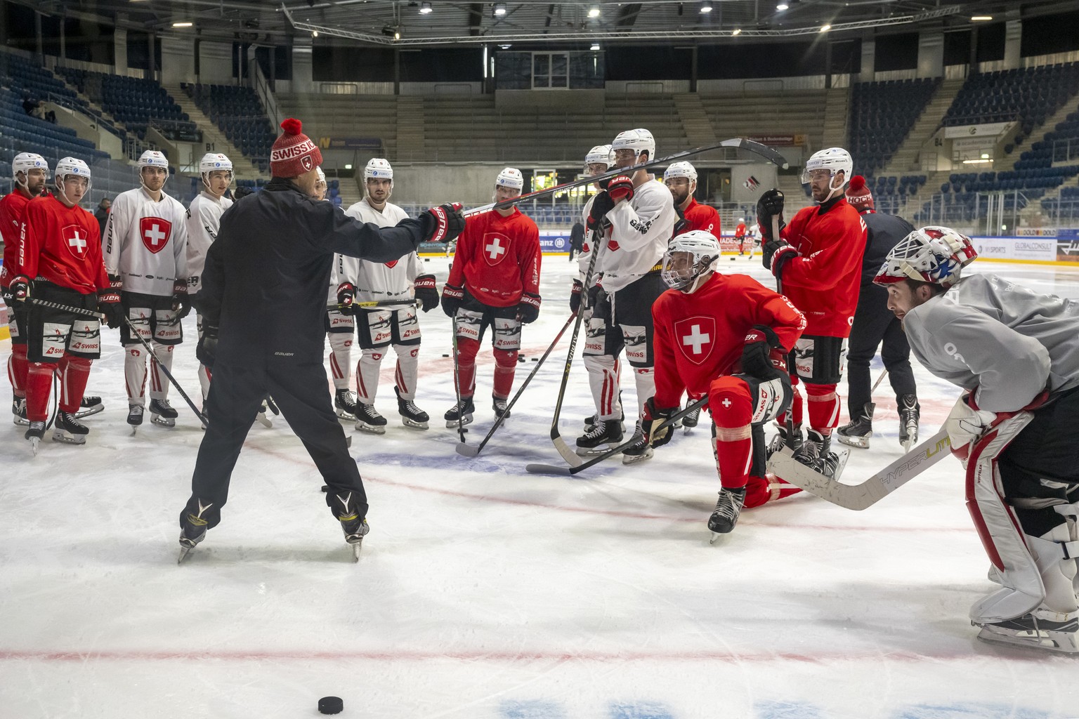 Die Schweizer Eishockey Nationalmannschaft mit Head Coach Patrick Fischer, mit der Muetze, beim Training in der Eissporthalle St. Jakob-Arena in Basel, am Donnerstag, 14. April 2022. (KEYSTONE/Georgio ...