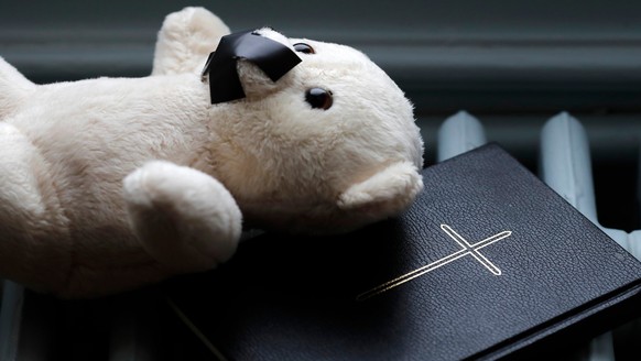 Symbolbild: Sexueller Missbrauch an Kindern und Jugendlichen durch die katholische Kirche wurde in der Schweiz systematisch vertuscht.