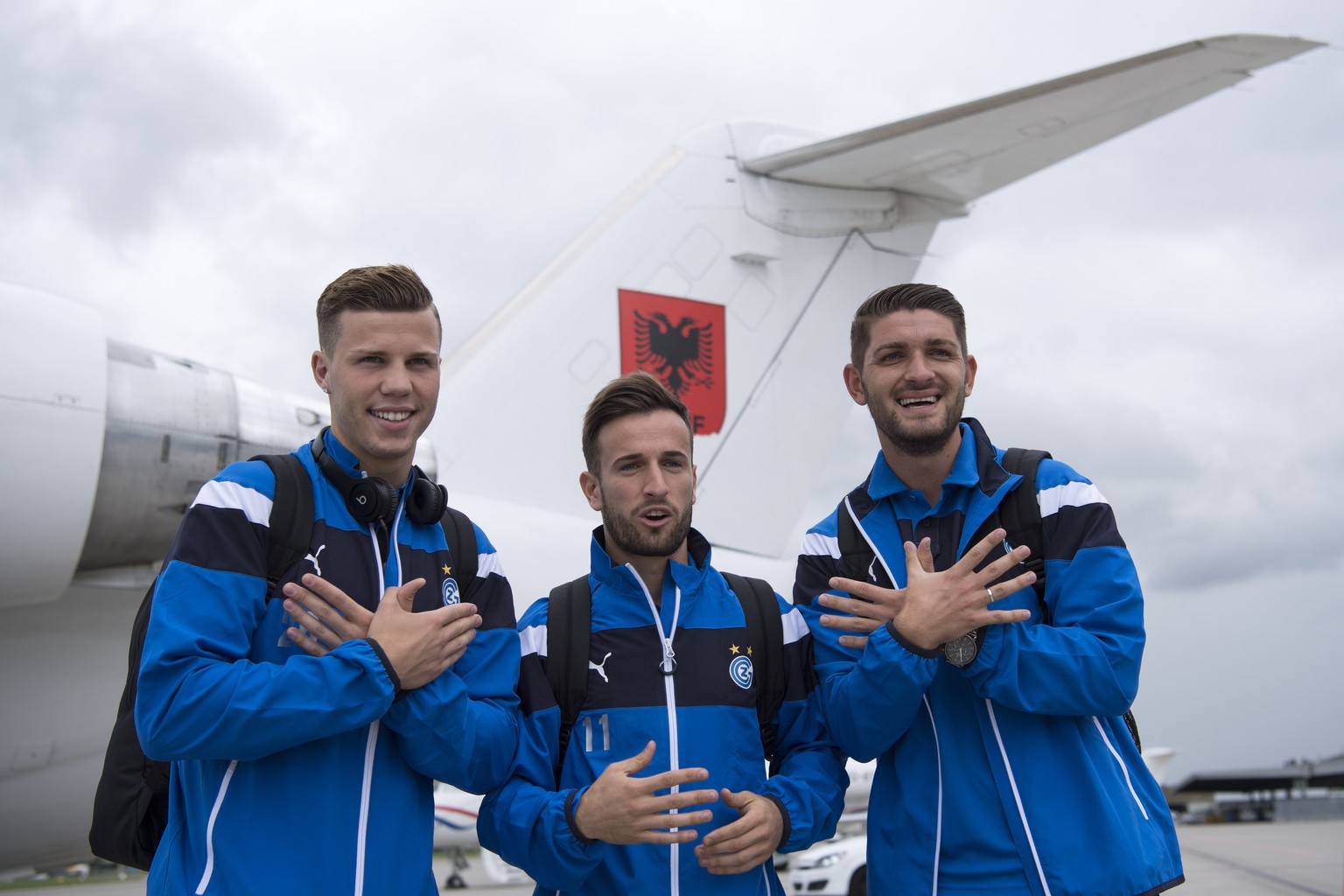 Die Spieler der Zuercher Grasshoppers mit Florian Kamberi, Mergim Brahimi und Alban Pnishi, von links, zeigen unter dem Flugzeugheck mit einem Albanischen Wappen den Doppeladler, am Mittwoch, 13. Juli ...