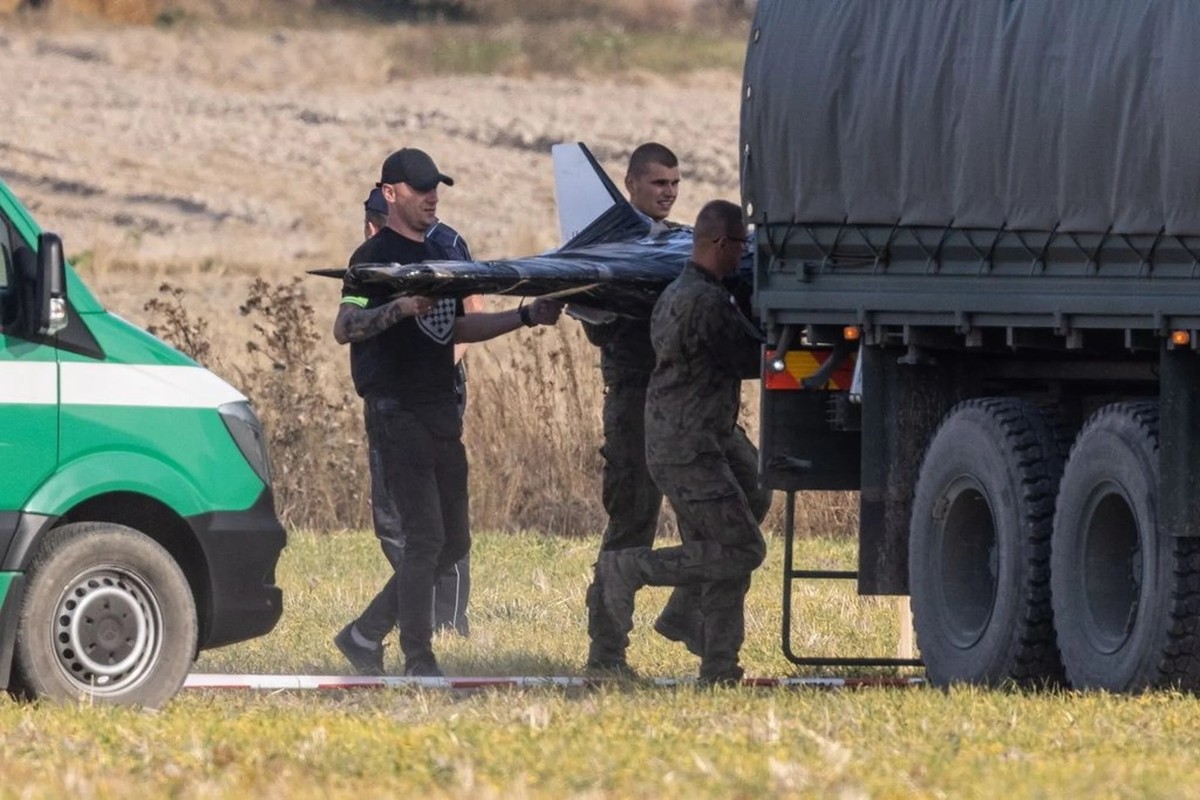 Eine beim ostpolnischen Dorf Wohyn abgestürzte russische Drohne wird abtransportiert.