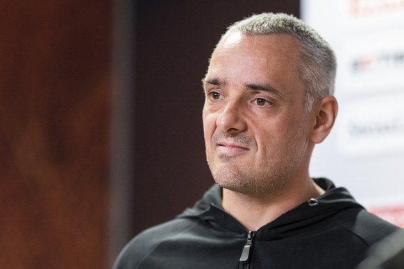 Der neue Head Coach der Schweizer Eishockey Nationalmannschaft, Jan Cadieux, aeussert sich vor den Medien ueber die Abloesung des ehemaligen Nationalcoachs Patrick Fischer, der aufgrund eines gefaelsc ...