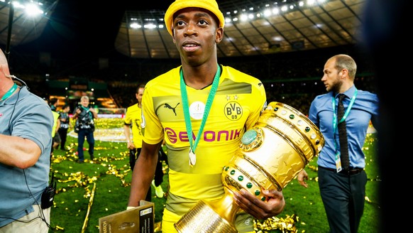 epa05994510 Dortmund&#039;s Ousmane Dembele celebrates with the trophy after winning the German DFB Cup final soccer match between Eintracht Frankfurt and Borussia Dortmund at the Olympic Stadium in B ...