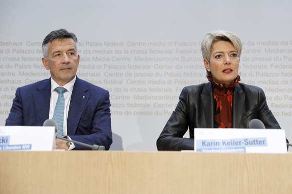 Die nominierten FDP-Bundesratskandidaten Hans Wicki, links, und Karin Keller-Sutter waehrend einer Medienkonferenz, am Freitag, 16. November 2018 in Bern. (KEYSTONE/Peter Klaunzer)