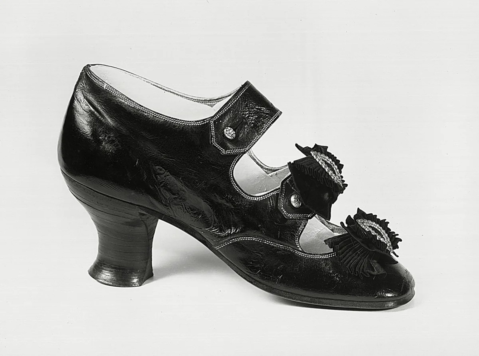 Absatzschuh aus schwarzem Lackleder von Bally, zwischen 1874 und 1878 hergestellt für den Export.
http://doi.org/10.3932/ethz-a-000015957