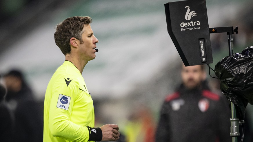 Schiedsrichter Lukas Faehndrich prueft den VAR im Fussball Meisterschaftsspiel der Swiss Super League zwischen dem FC St. Gallen 1879 (SG) und dem FC Sion (SIO), am Dienstag, 16. Dezember 2025, im kyb ...