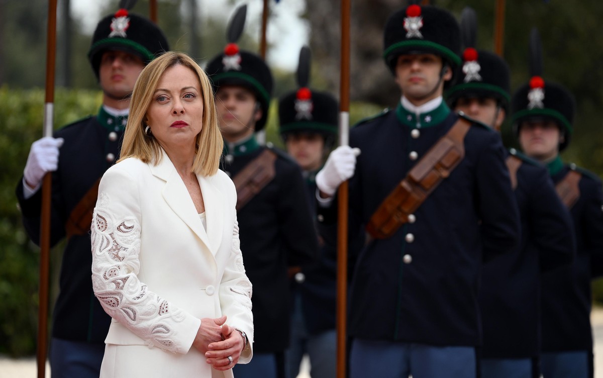 epa12020027 Italian Prime Minister Giorgia Meloni waits for the arrival of Queen Rania of Jordan at Villa Doria Pamphili in Rome, Italy, 09 April 2025. EPA/ETTORE FERRARI