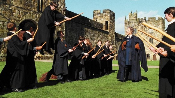 Die Hogwarts-Schülerinnen und Schüler bei einer Besenflug-Lektion.