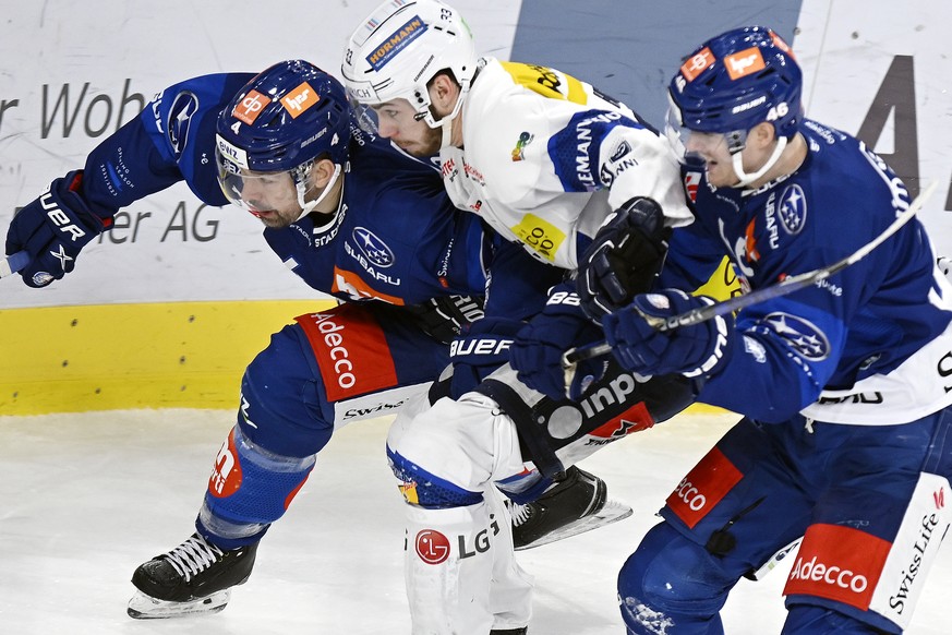 Der Zuercher Patrick Geering, links, gegen Ambris Valentin Hofer, rechts, beim Eishockey-Qualifikationsspiel der National League zwischen den ZSC Lions und dem HC Ambri Piotta in der Swiss Life Arena  ...