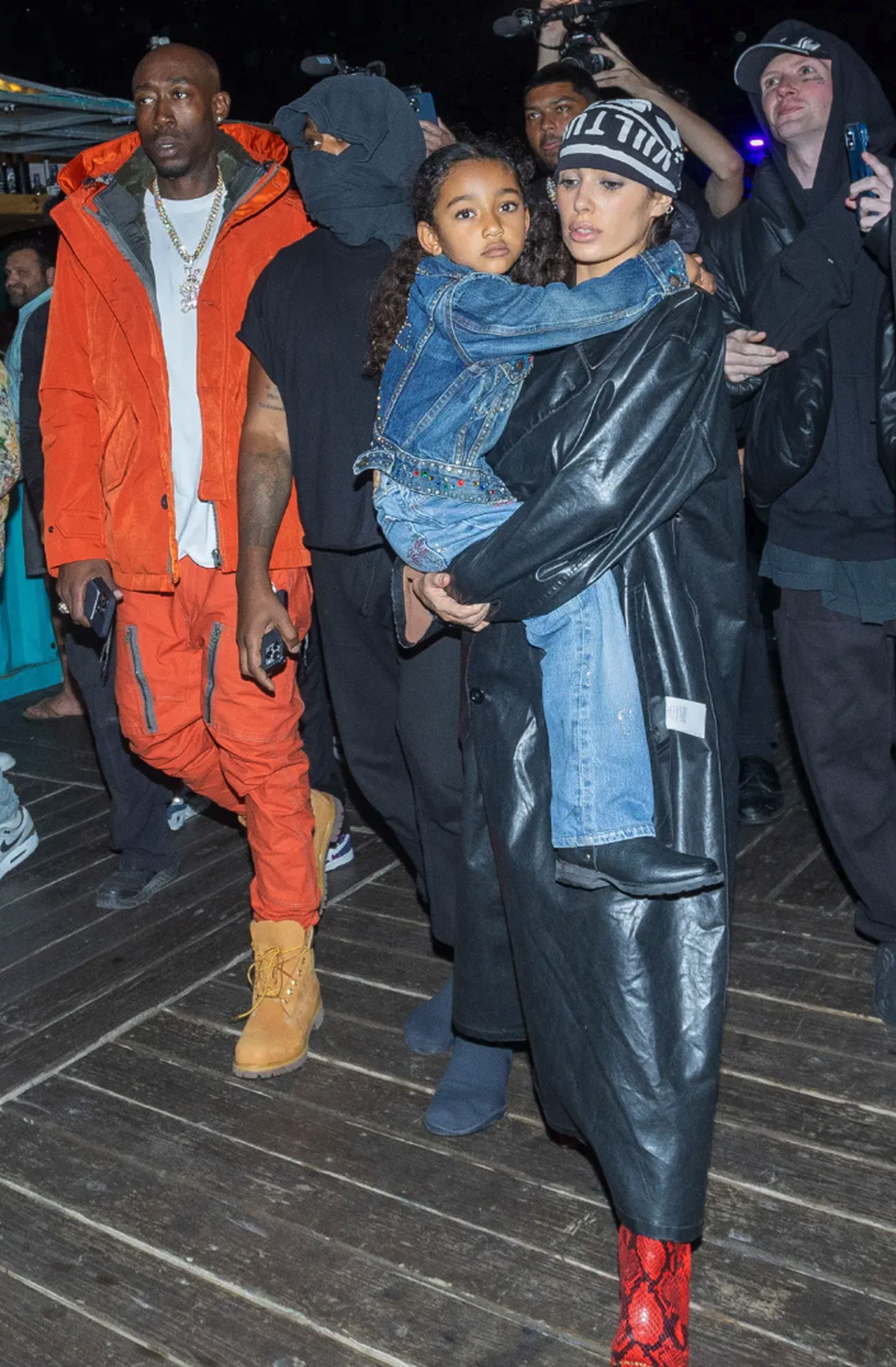 Une écharpe pour Kanye, des vêtements pour Bianca, et Chicago dans les bras.