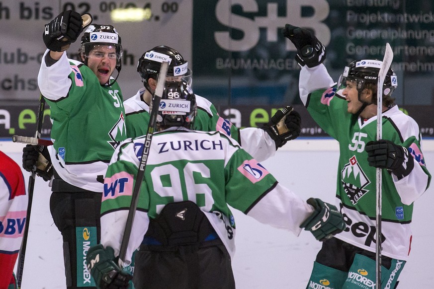 Jubel bei Oltens Stefan Maeder, Stanislav Horansky, Martin Ulmer und Luca Zanatta, von links, nach dem Tor zum 1:0 beim Swiss Ice Hockey Cup 1/8 Final zwischen dem EHC Olten und dem EHC Biel-Bienne am ...