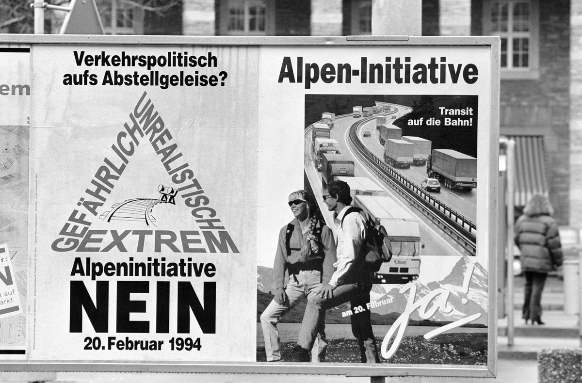 ZUM 20. JAHRESTAG DER ANNAHME DER ALPEN-INITIATIVE AM DONNERSTAG, 20. FEBRUAR 2014, STELLEN WIR IHNEN FOLGENDES BILDMATERIAL ZUR VERFUEGUNG - Abstimmungsplakate gegen und fuer die Volksinitiative &quo ...