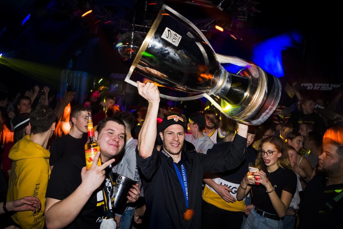 Le joueur jurassien Nicolas Thibaudeau fete avec les supporters jurassiens la victoire en finale de la Coupe de Suisse du HC Ajoie en discotheque le lundi 3 fevrier 2020 a Porrentruy. (KEYSTONE/Jean-C ...