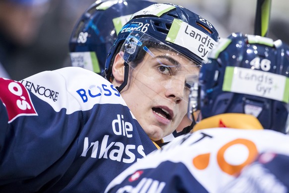 Zugs Reto Suri beim Eishockeyspiel der National League zwischen dem EV Zug und Fribourg-Gotteron, am Freitag, 3. November 2017, in der Bossard Arena in Zug. (KEYSTONE/Alexandra Wey)