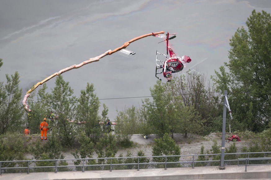 Der abgestuerzte Helikopter der Air Zermatt in der &quot;Volki-Gilla&quot; in Raron, fotografiert von Ausserberg, Wallis, am Mittwoch, 16. Mai 2018. (KEYSTONE/Dominic Steinmann)