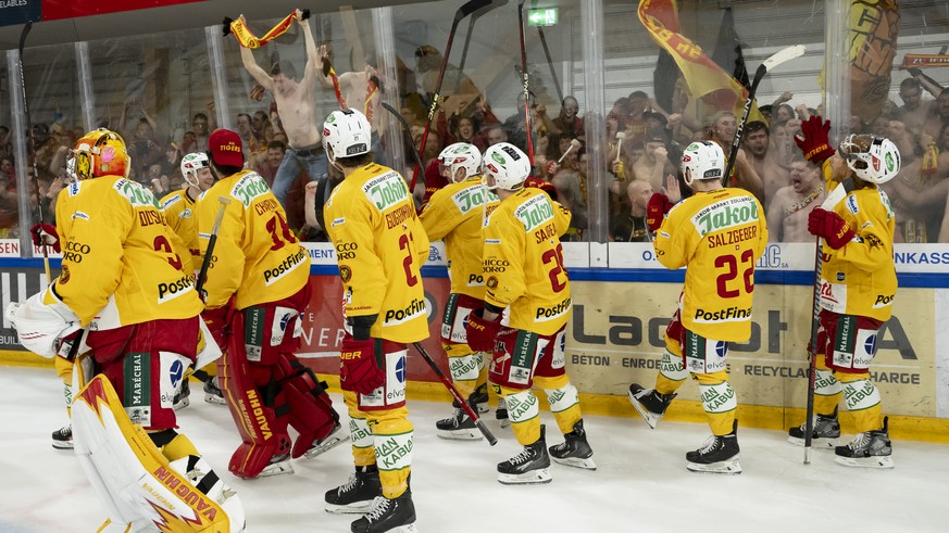 SCL Tigers Spieler jubeln nach dem Sieg zum 5-4 mit fans beim sechsten Eishockey Playout Spiel der National League zwischen dem HC Ajoie und den SCL Tigers in der Raiffeisen Arena in Porrentruy, am So ...