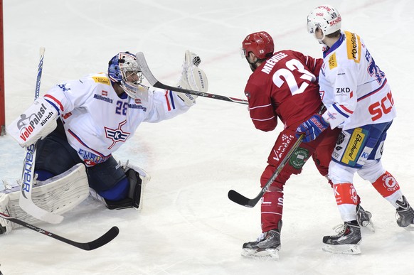 Flyers-Goalie Martin Gerber hält seinen Kasten in Lausanne sauber.