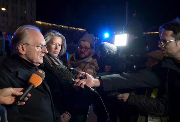 20.12.2024, Sachsen-Anhalt, Magdeburg: Reiner Haseloff (l, CDU), Ministerpr