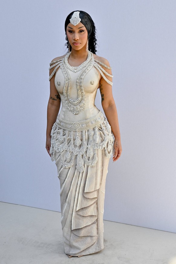 PFW Haute Couture Rahul Mishra Photocall JR Cardi B attending the Rahul Mishra photocall during Haute Couture Fashion Week in Paris, France, on 6 July 2026. Photo by Julien Reynaud/APS-Medias/ABACAPRE ...